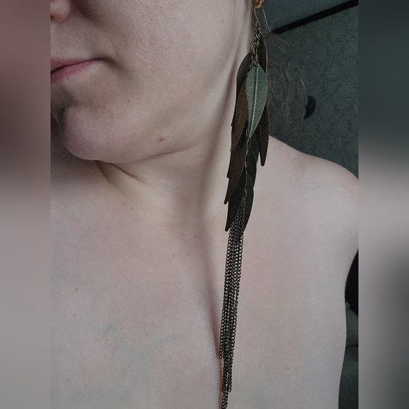 Single vintage metal feather earring in bronze - Picture 2 of 6